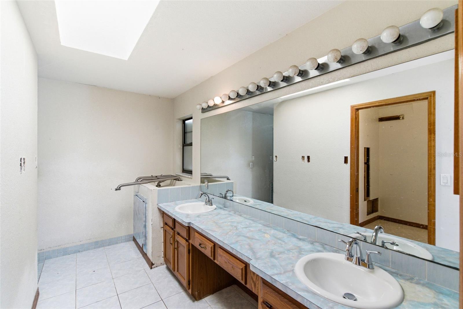 Listing photo id 13 for 18301 Branch Road