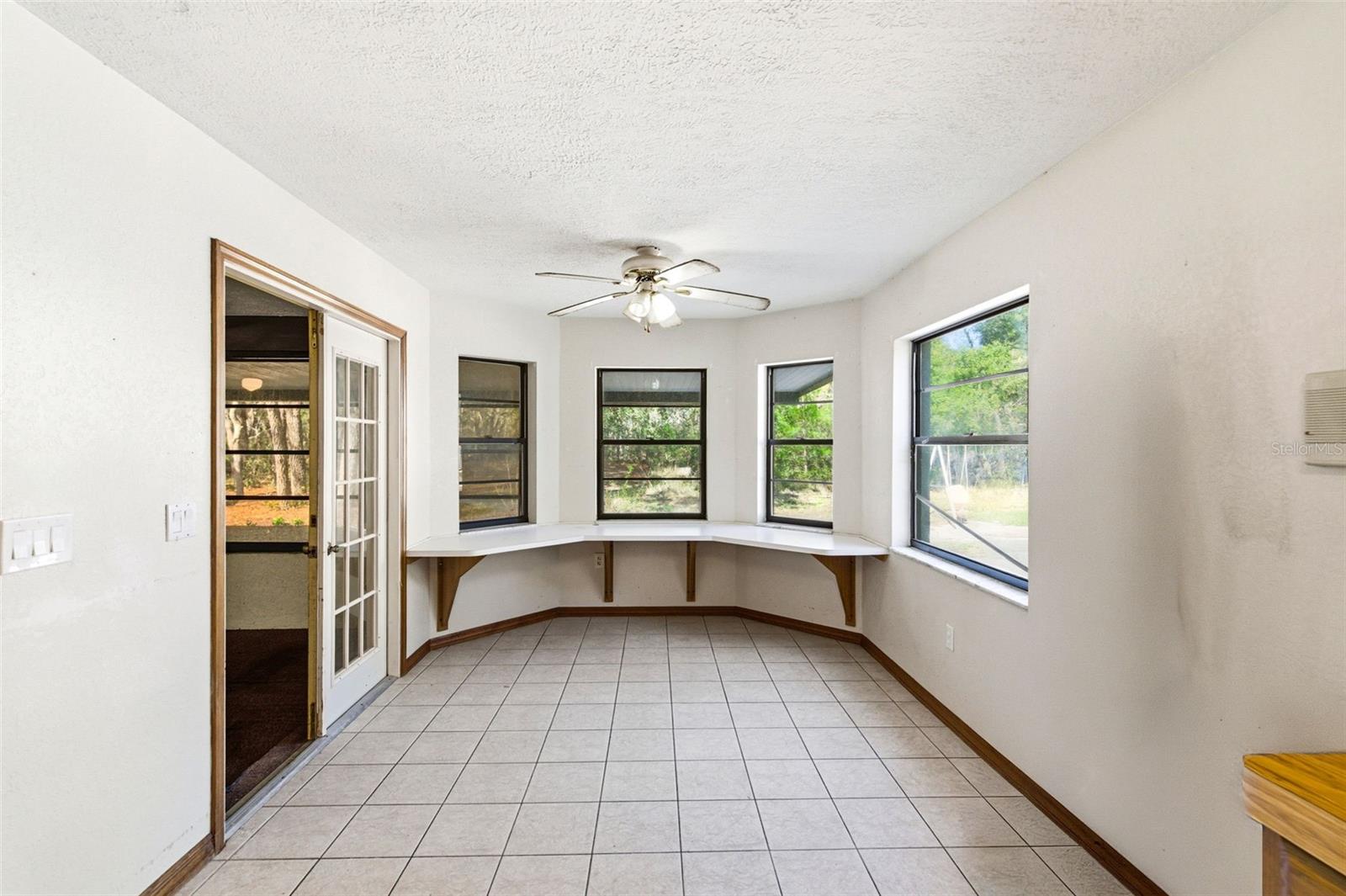 Listing photo id 7 for 18301 Branch Road