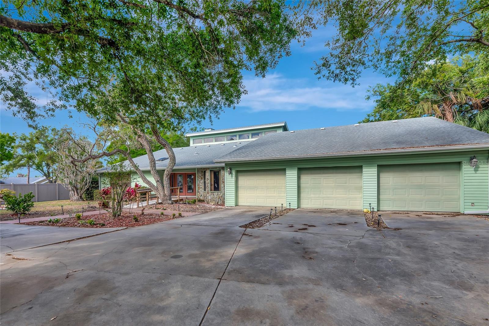 Image 3 of 39 For 1316 Riverview Circle