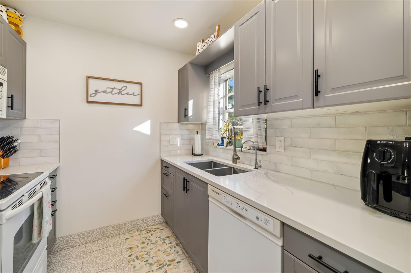 Image 10 of 56 For 5023 Village Gardens Drive 29