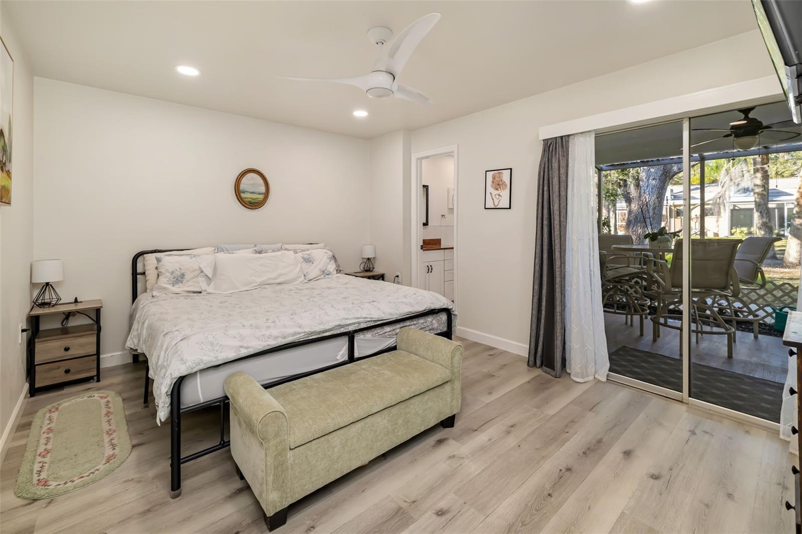 Image 17 of 56 For 5023 Village Gardens Drive 29