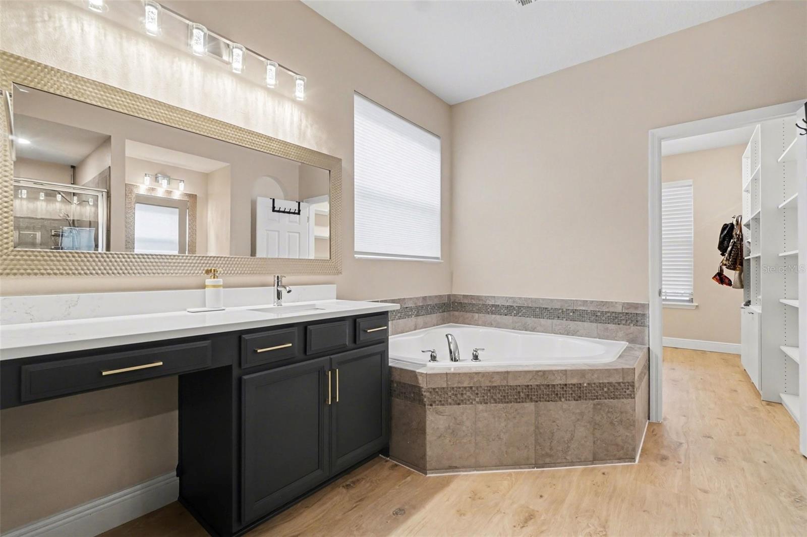 Image 29 of 39 For 17987 Gourd Neck Loop