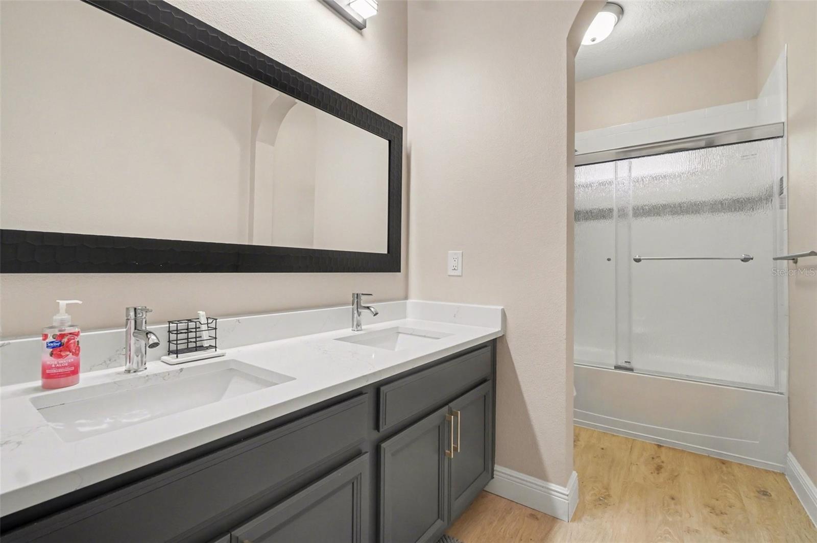 Image 30 of 39 For 17987 Gourd Neck Loop