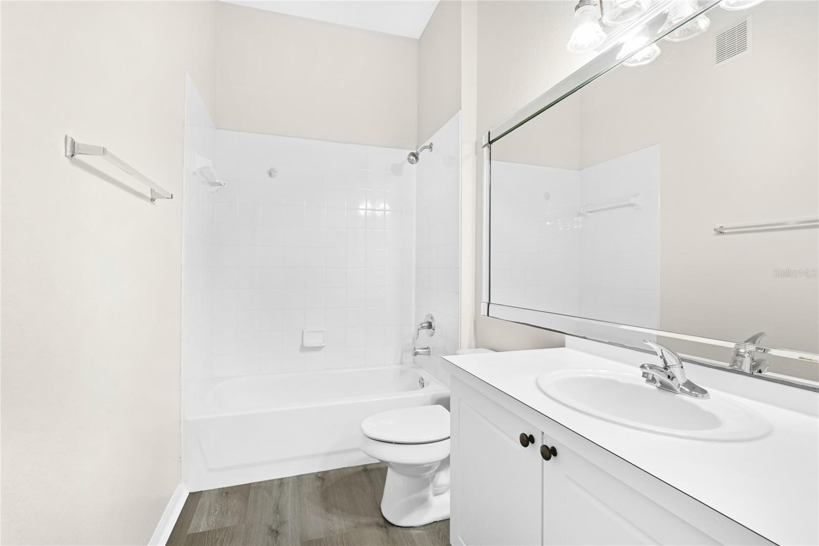 Image 17 of 45 For 5160 Northridge Road 301