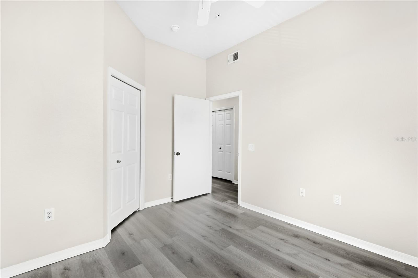 Image 19 of 45 For 5160 Northridge Road 301