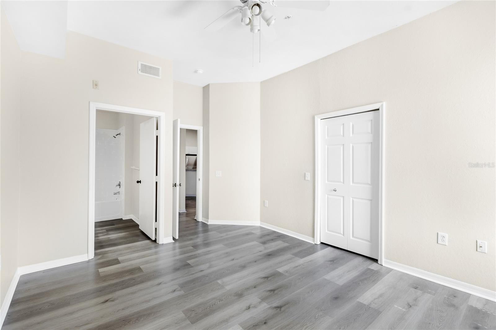 Image 23 of 45 For 5160 Northridge Road 301