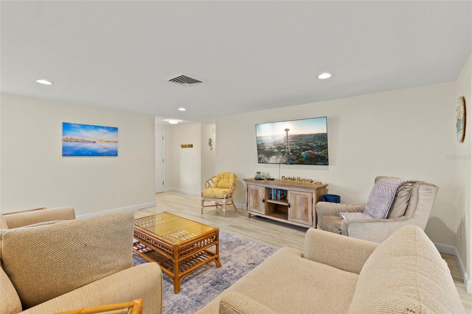 Image 6 of 19 For 6836 Roxbury Drive