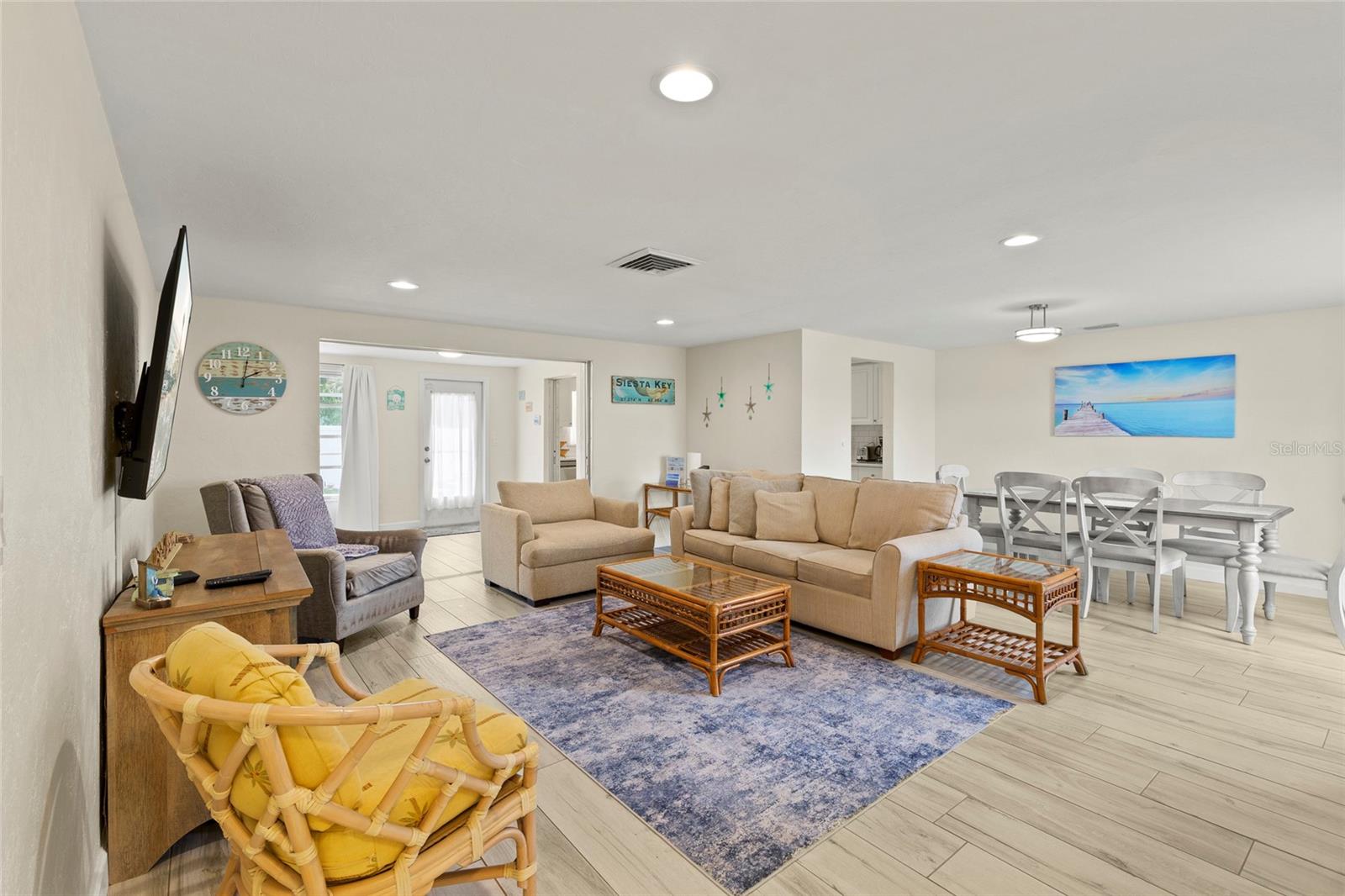 Image 7 of 19 For 6836 Roxbury Drive