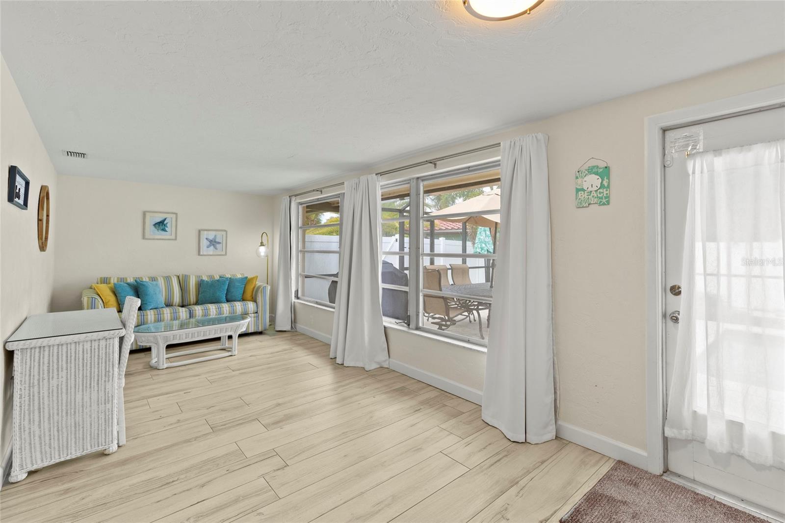 Image 8 of 19 For 6836 Roxbury Drive