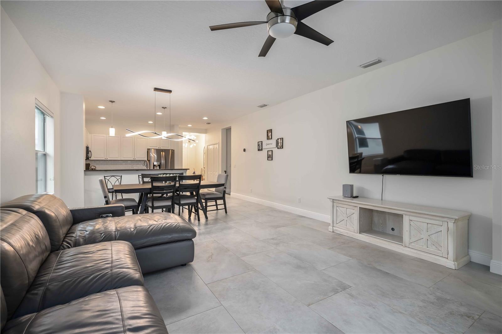 Image 21 of 54 For 12146 Longview Lake Circle