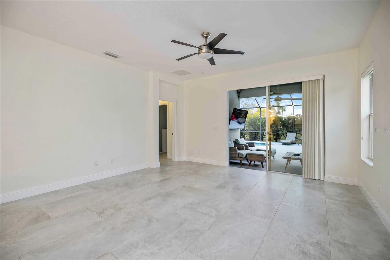 Image 24 of 54 For 12146 Longview Lake Circle