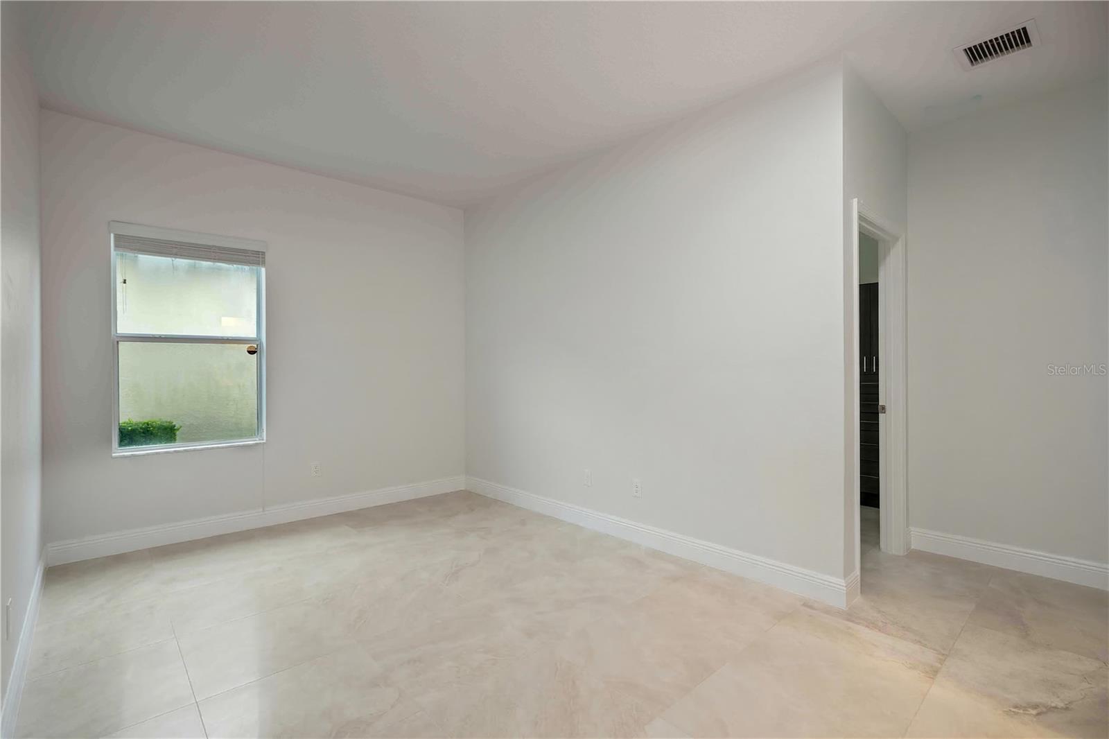 Image 36 of 54 For 12146 Longview Lake Circle