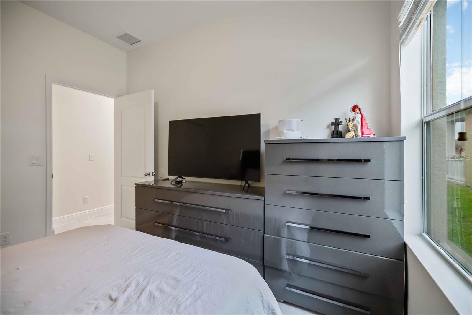 Image 41 of 54 For 12146 Longview Lake Circle