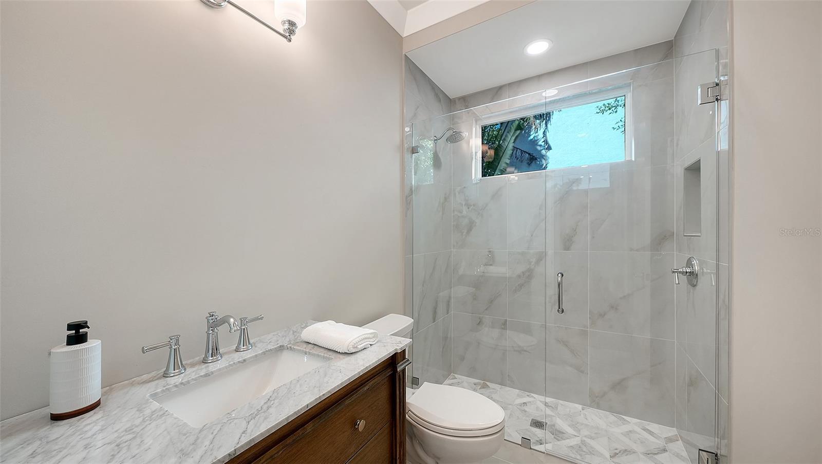 Image 41 of 82 For 1850 Webber Street