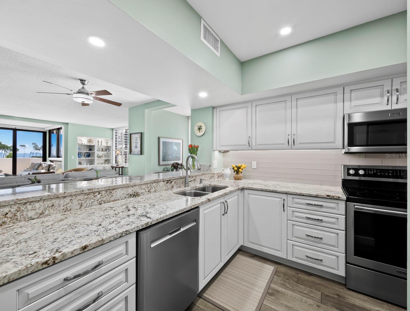 Image 23 of 50 For 2020 Harbourside Drive 417