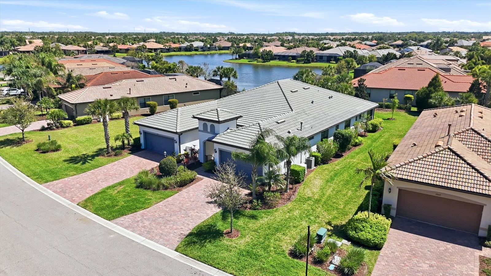 Listing photo id 0 for 17039 Hampton Falls Terrace