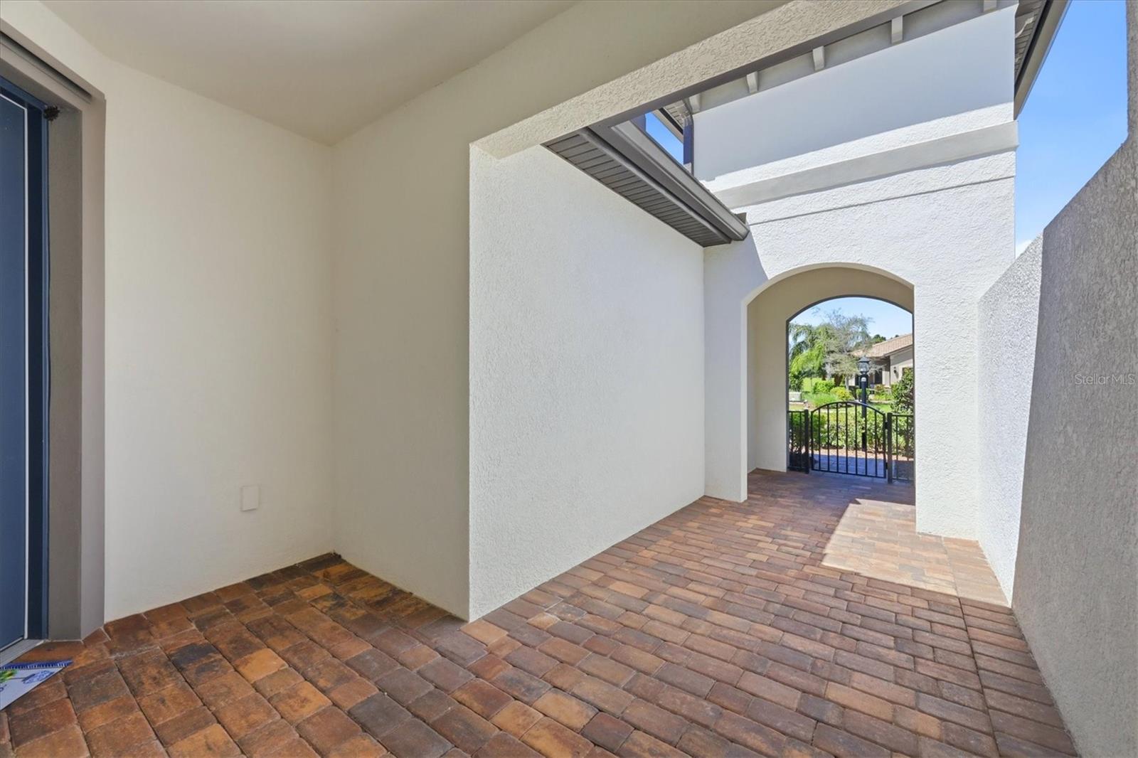 Listing photo id 4 for 17039 Hampton Falls Terrace