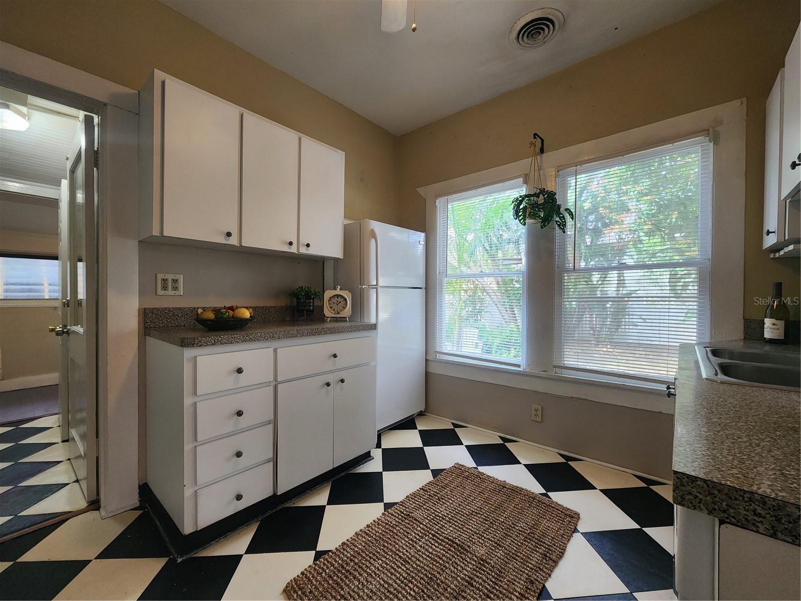 Image 10 of 29 For 2121 7th Avenue W