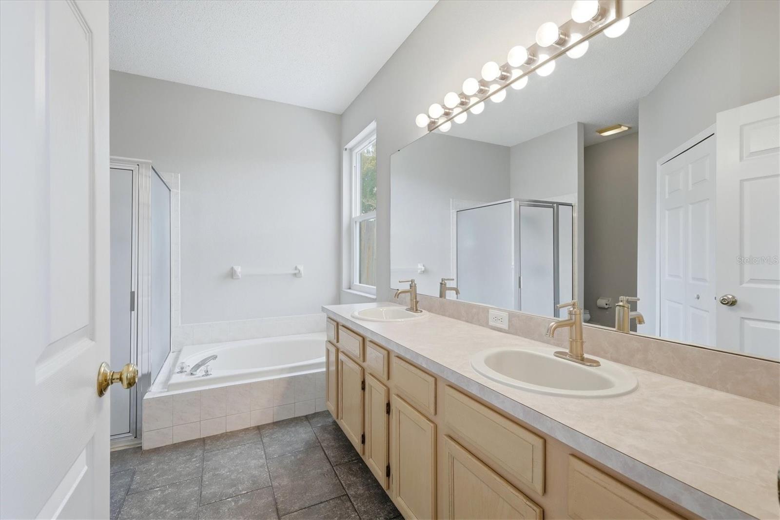 Image 23 of 33 For 919 Grand Canyon Drive