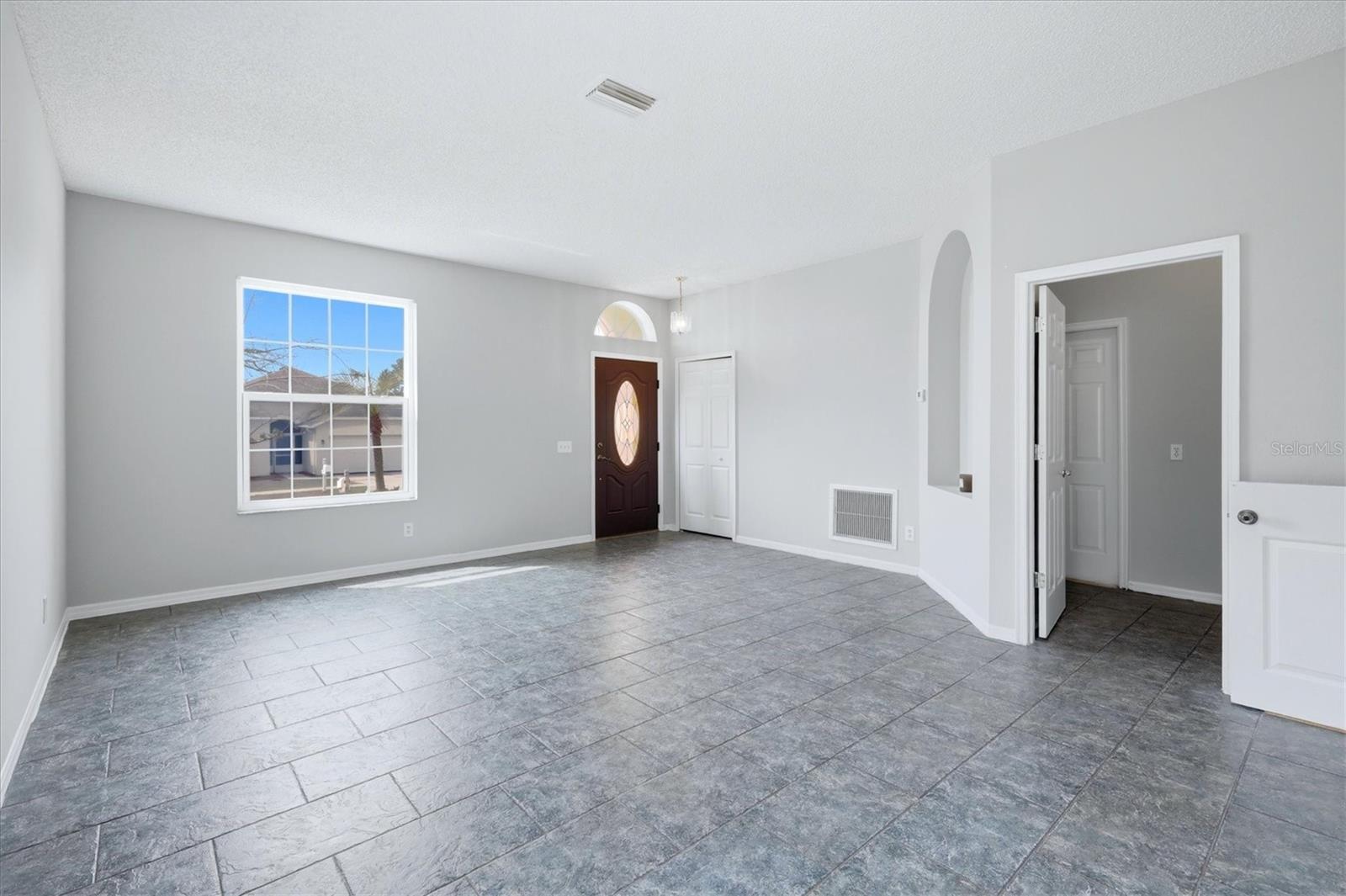 Image 7 of 33 For 919 Grand Canyon Drive