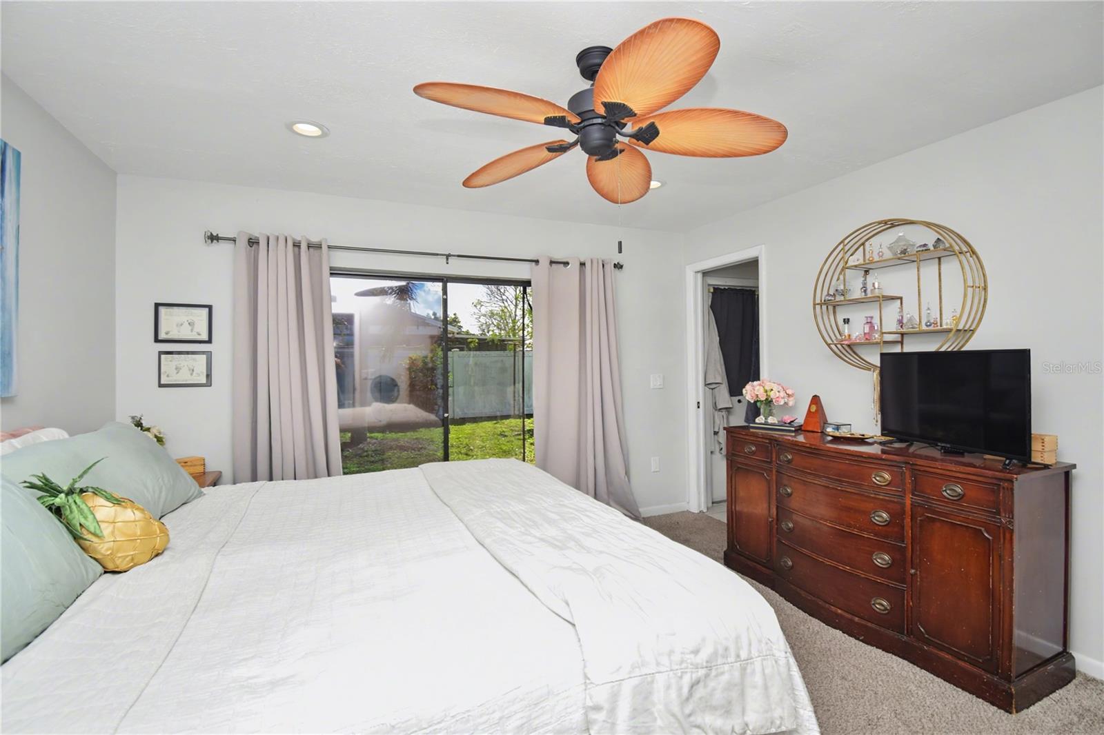 Listing photo id 16 for 6456 Tarawa Drive