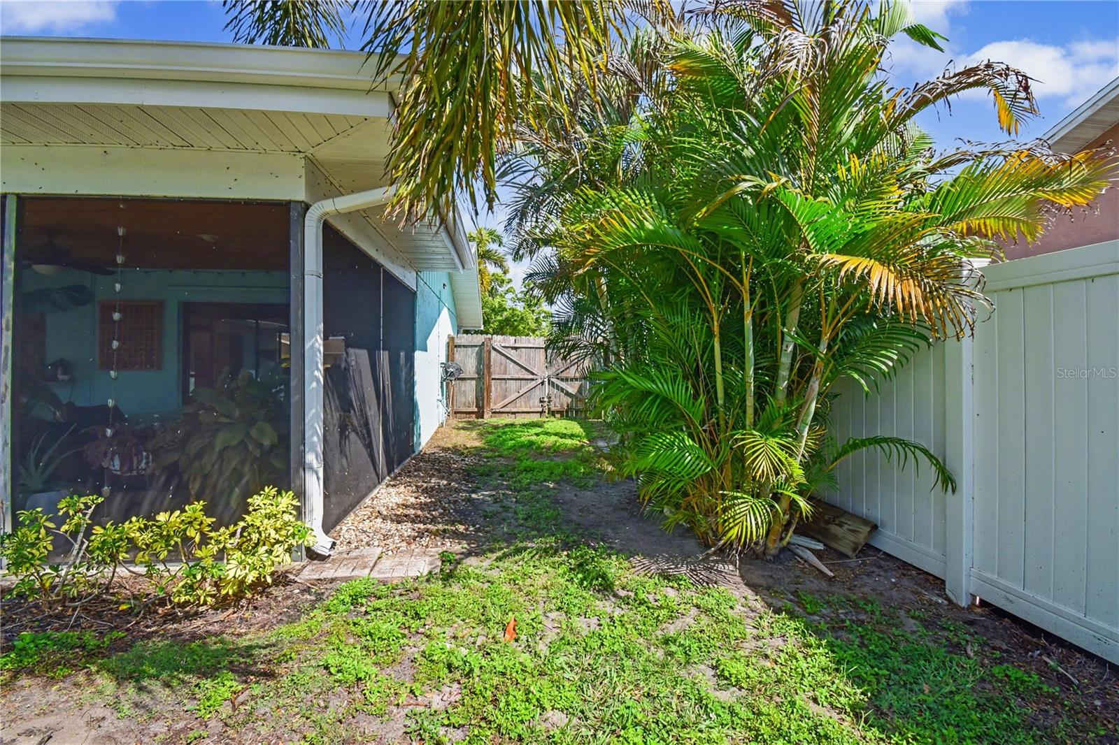 Listing photo id 26 for 6456 Tarawa Drive