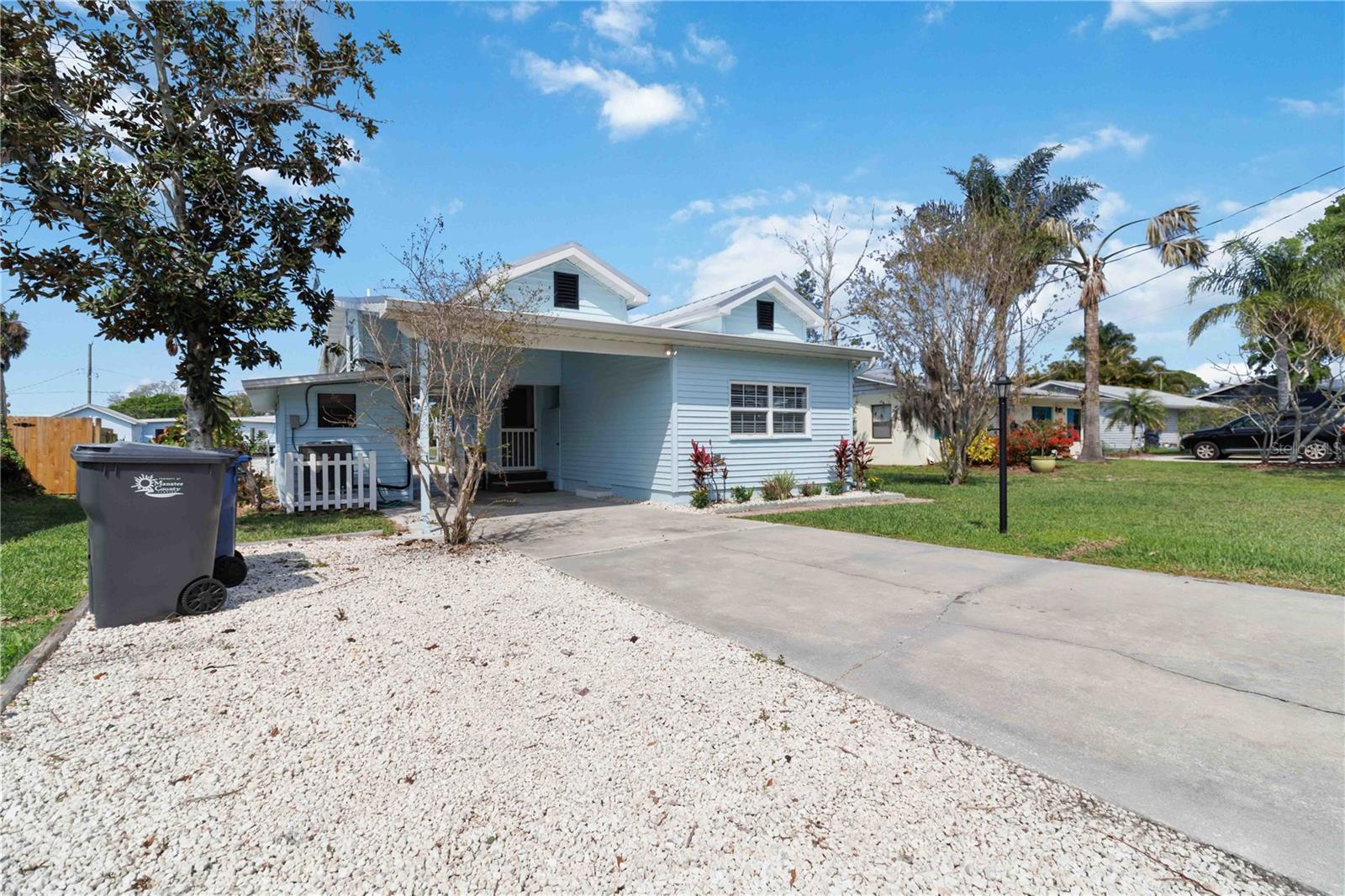 Image 4 of 55 For 607 Manatee Avenue