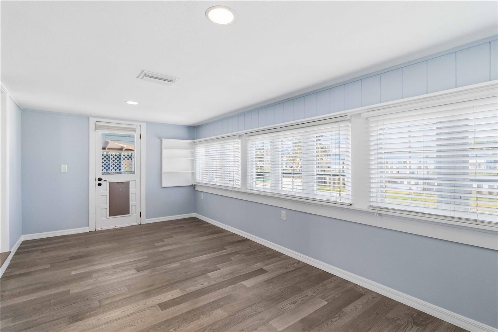 Image 7 of 55 For 607 Manatee Avenue