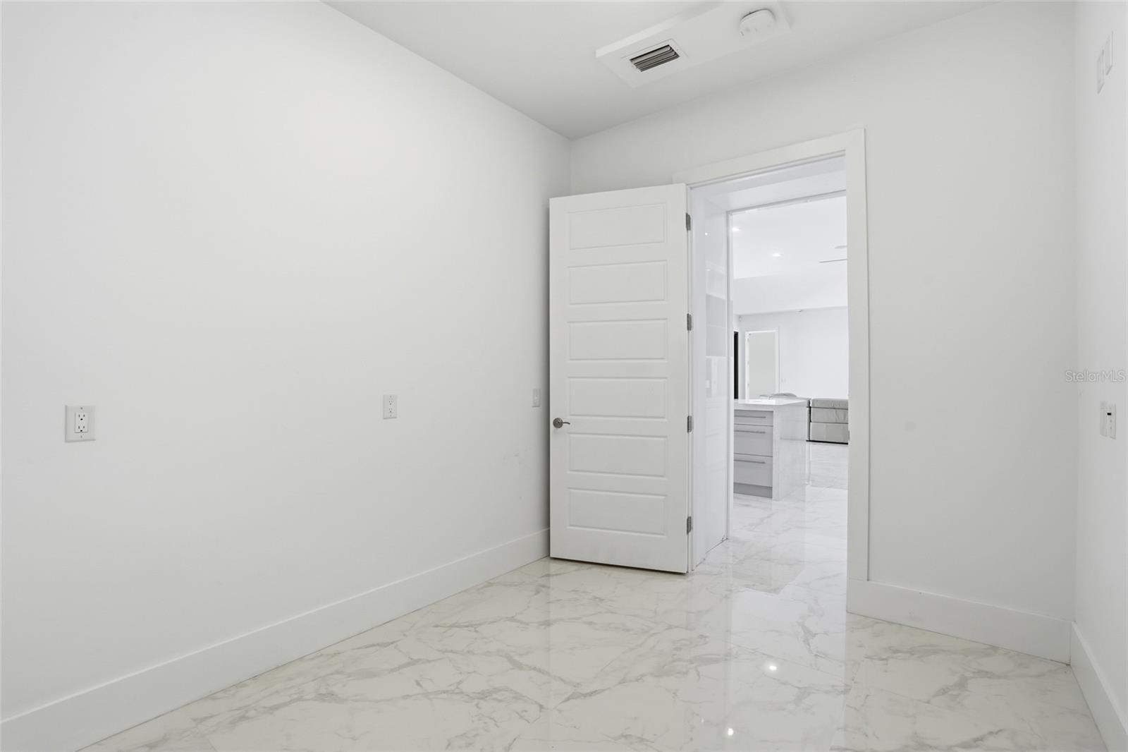 Image 18 of 76 For 5735 Riverside Drive