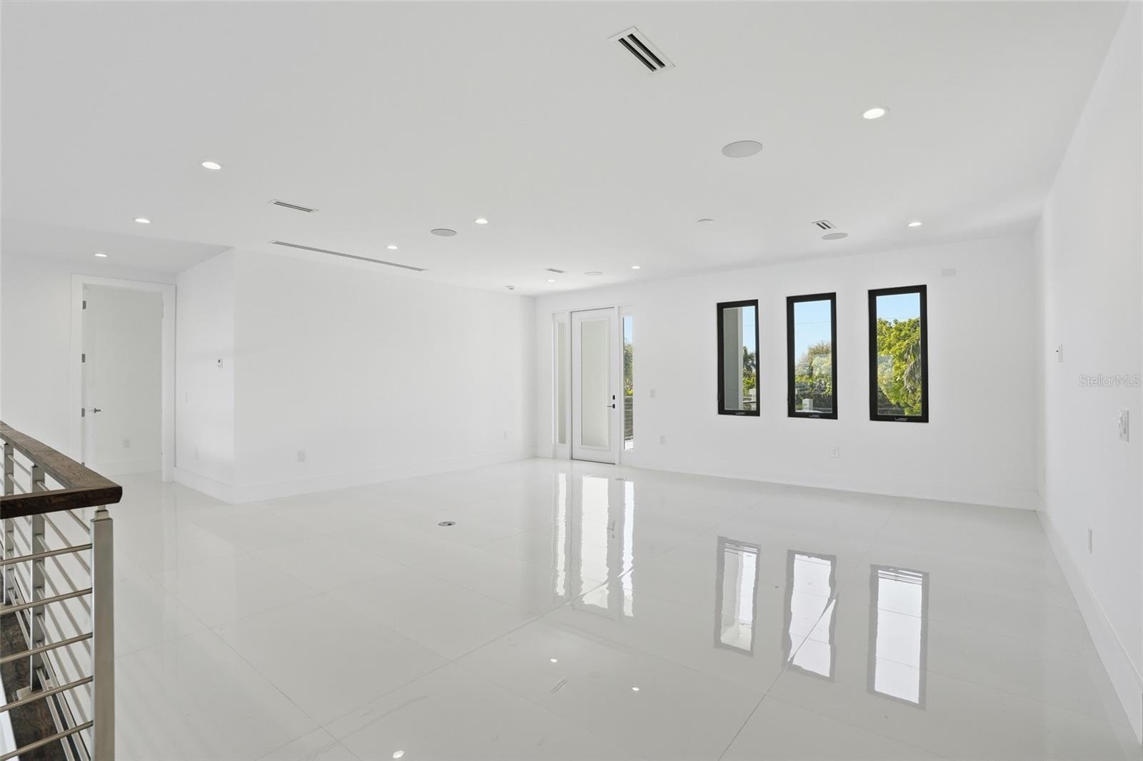 Image 33 of 76 For 5735 Riverside Drive