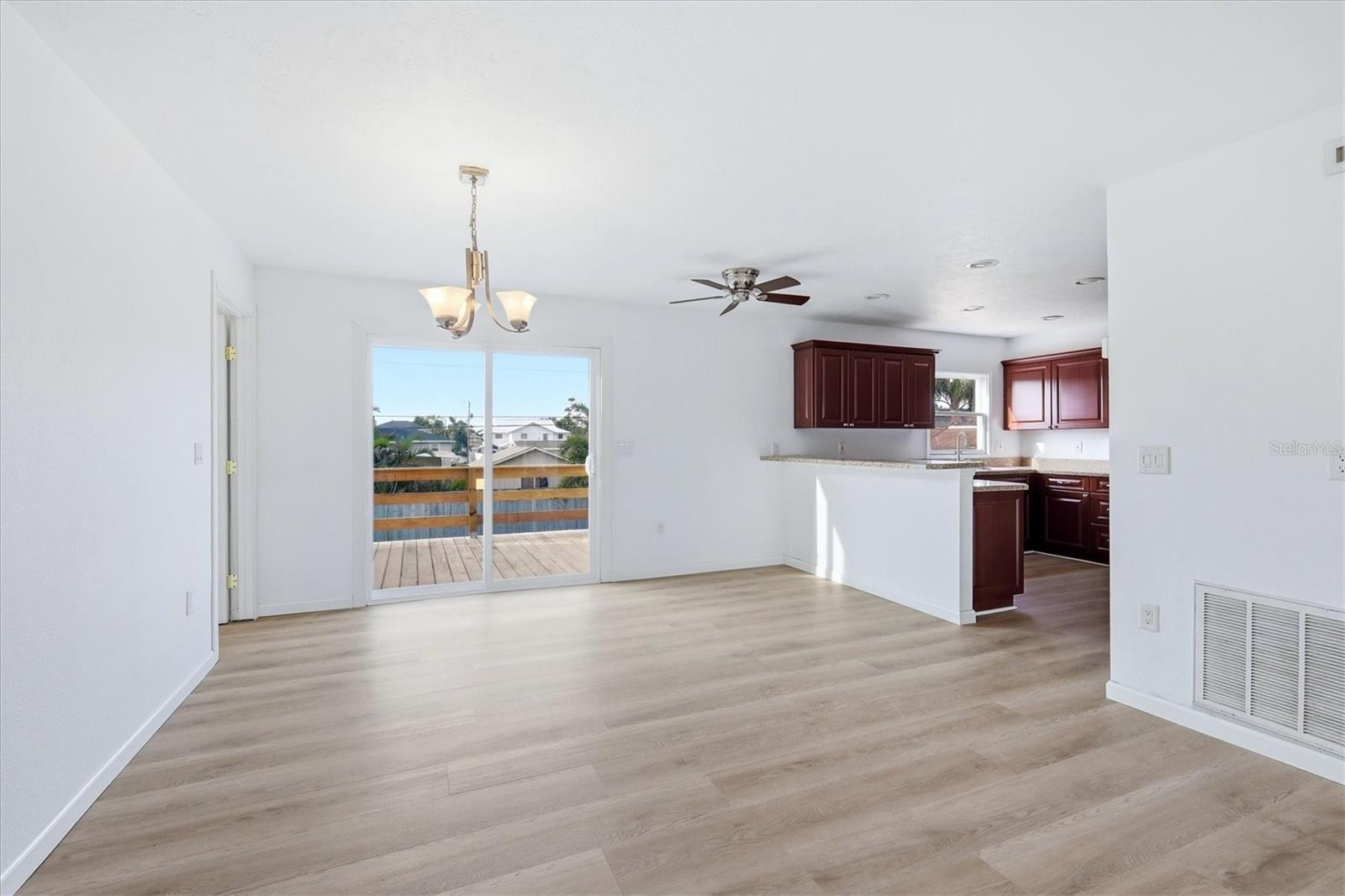 Image 7 of 32 For 515 46th Street W