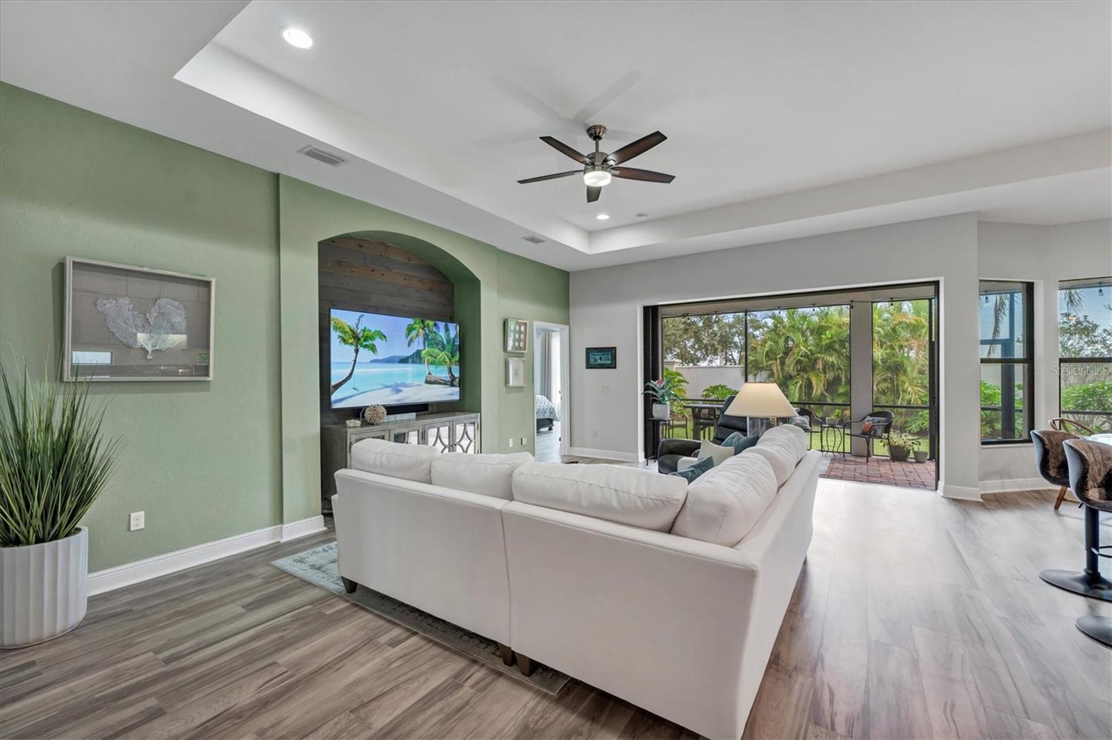 Image 6 of 52 For 5819 Title Row Drive