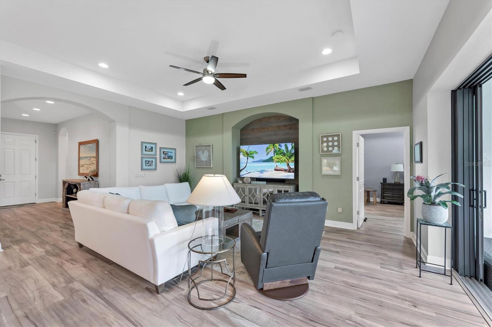 Image 8 of 52 For 5819 Title Row Drive