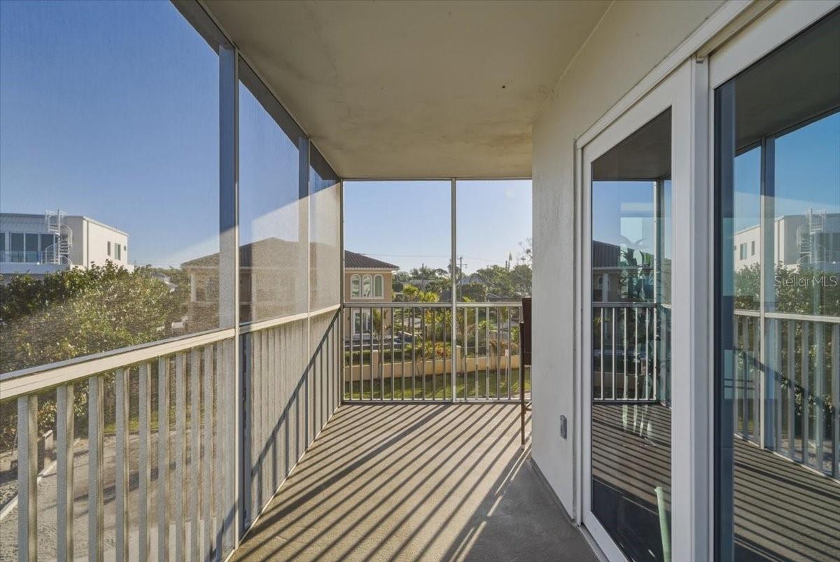 Image 27 of 77 For 633 Alhambra Road 301