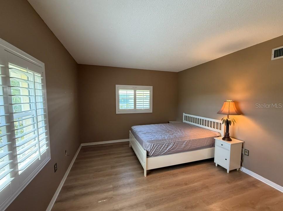 Image 14 of 23 For 5835 Tidewood Avenue 16