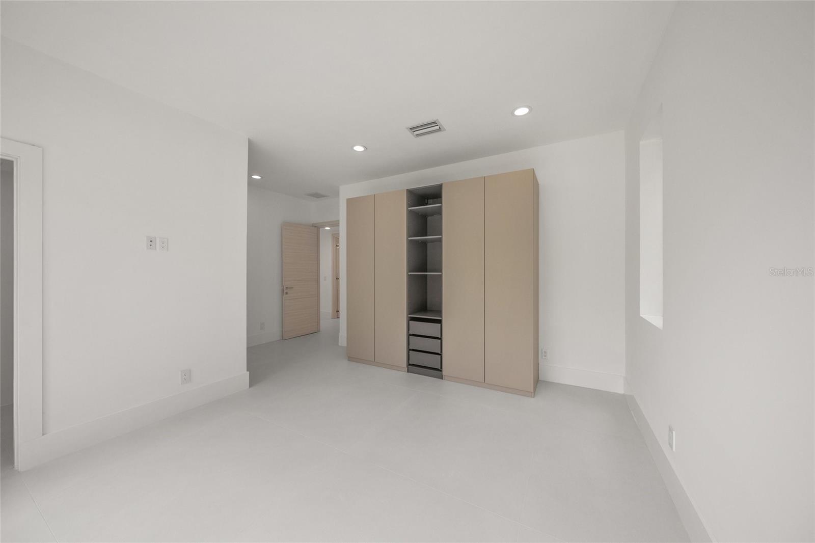 Image 35 of 77 For 3500 Bay Shore Road