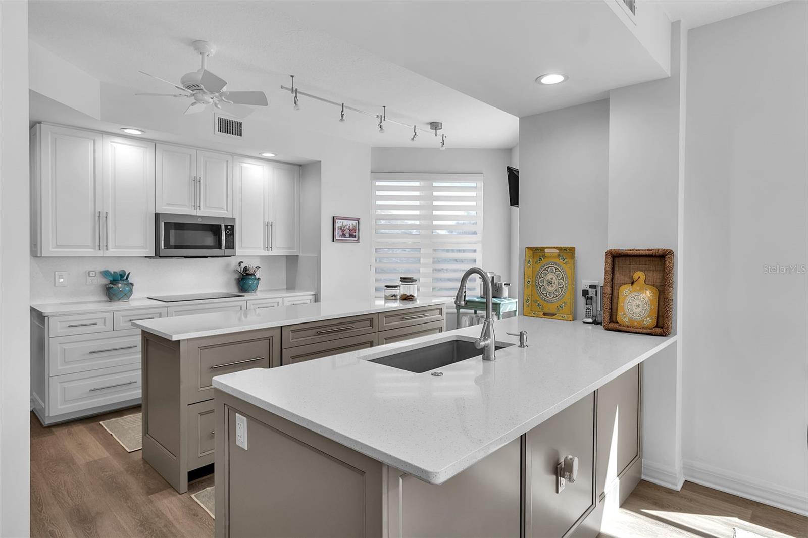 Image 21 of 63 For 393 Point Road 401