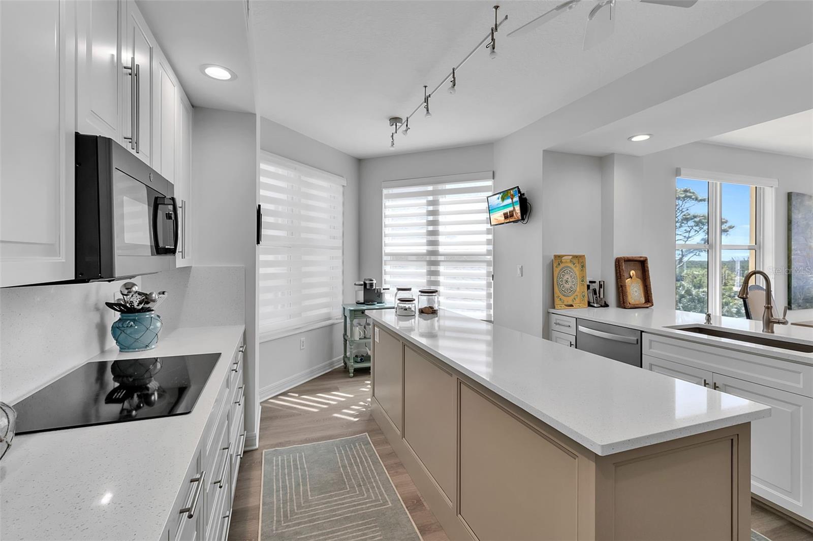 Image 22 of 63 For 393 Point Road 401