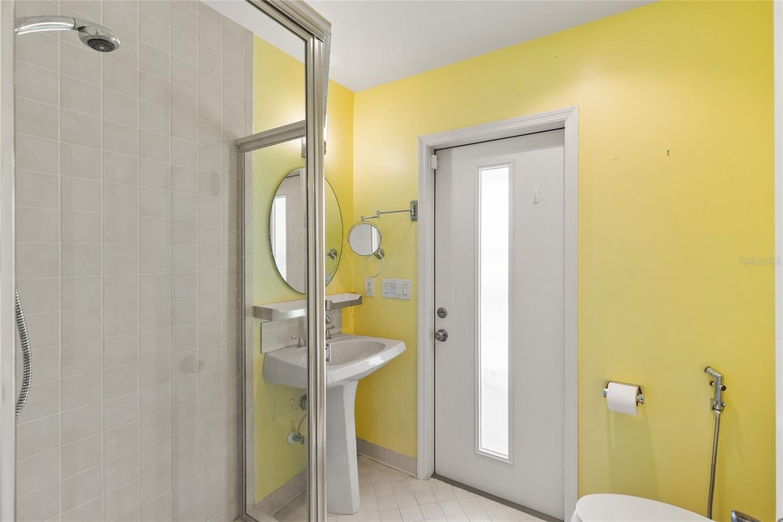 Image 17 of 25 For 1009 Kings Court