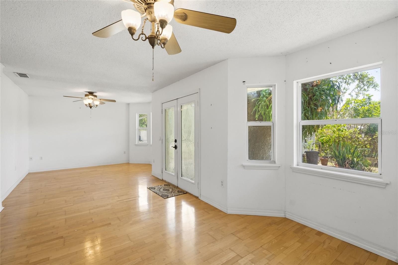 Image 14 of 37 For 4662 Beacon Drive