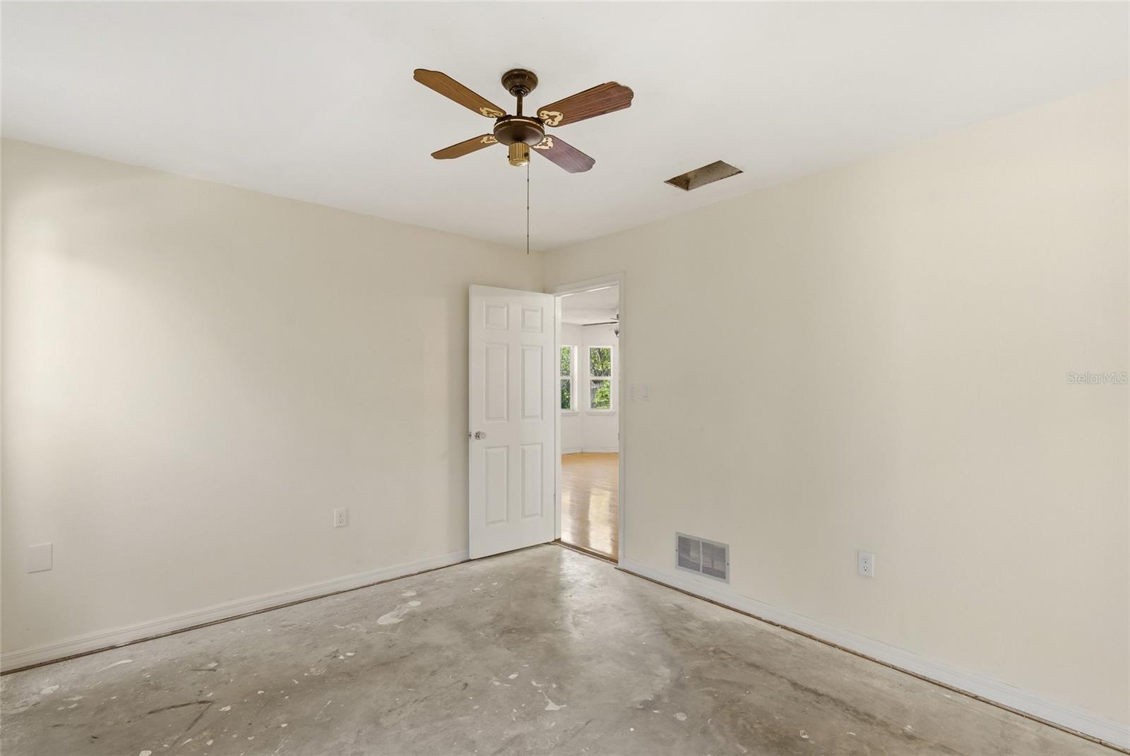 Image 19 of 37 For 4662 Beacon Drive