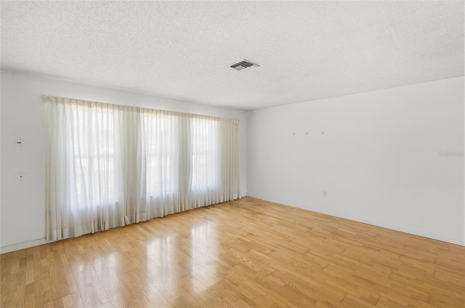 Image 7 of 37 For 4662 Beacon Drive