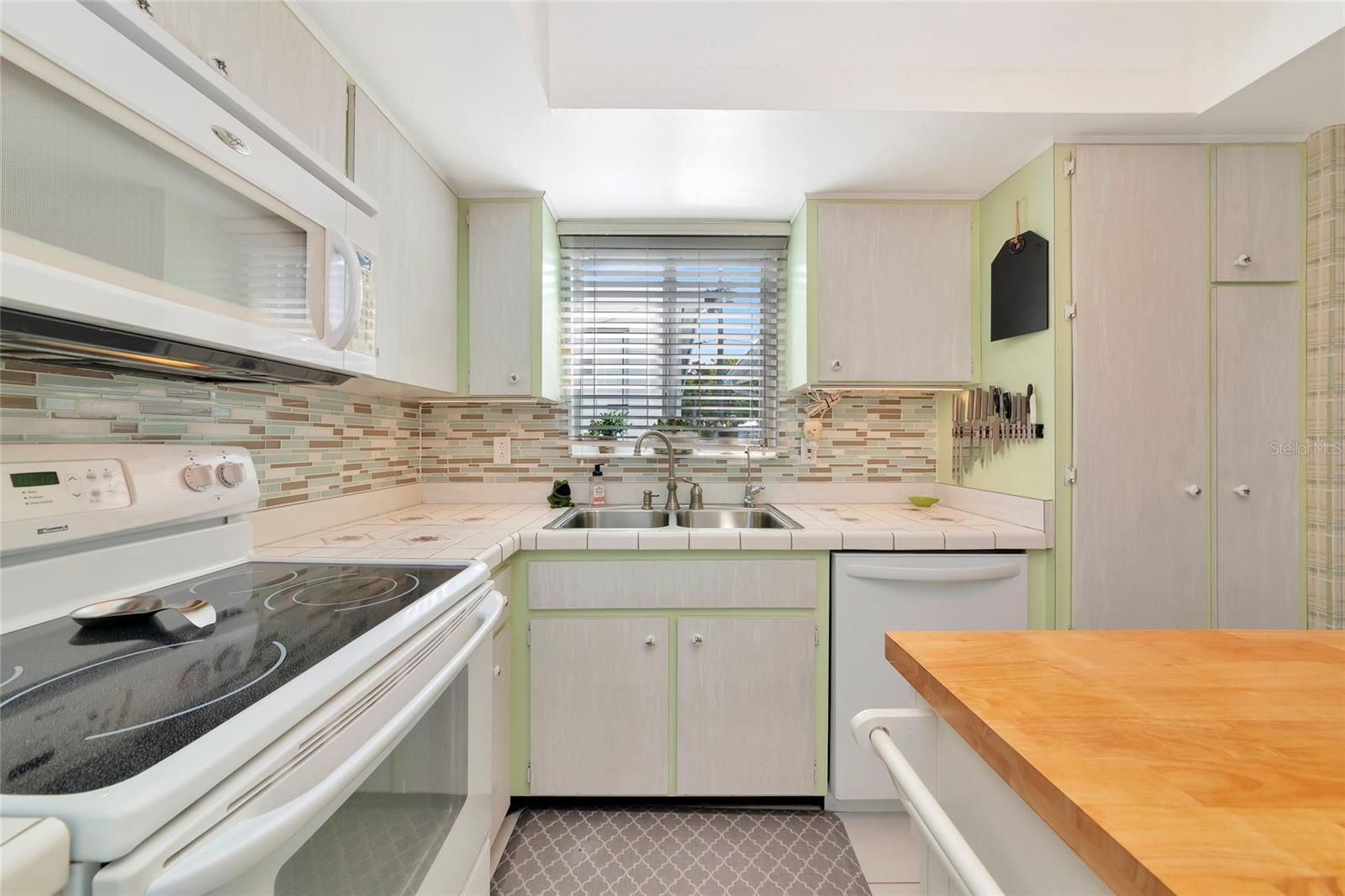 Image 12 of 39 For 1807 University Place 151