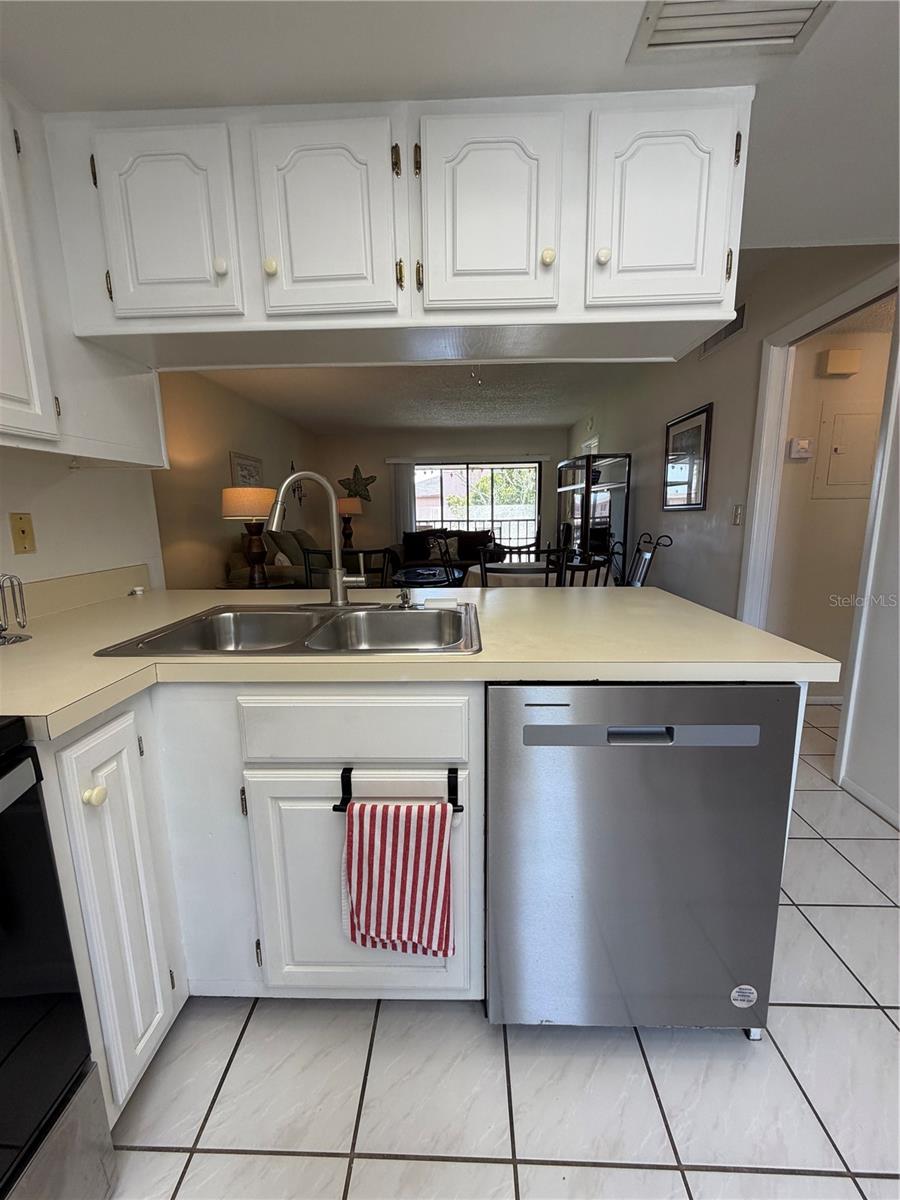 Image 14 of 38 For 204 Windward Place 36