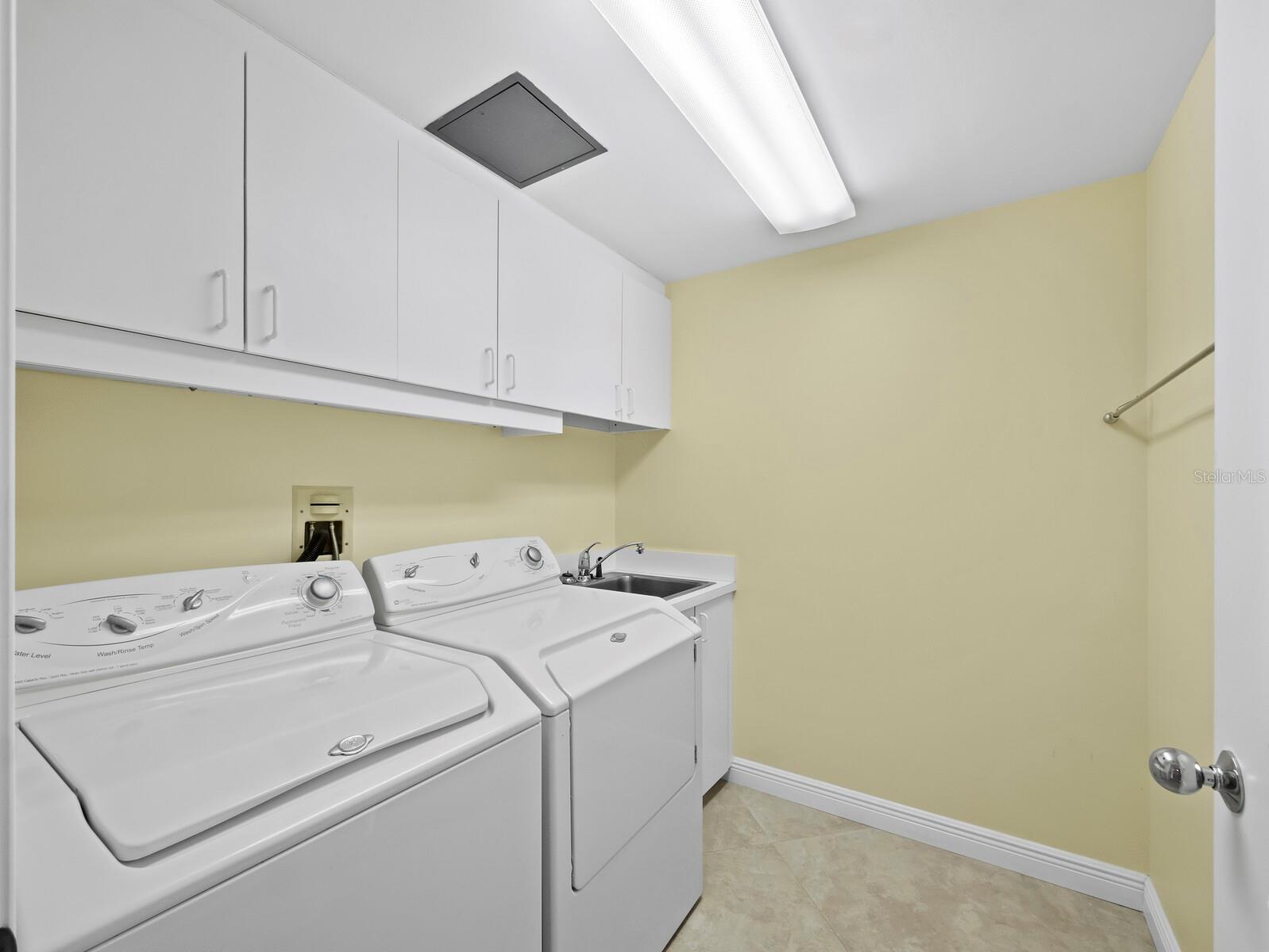 Image 27 of 45 For 455 Longboat Club Road 402