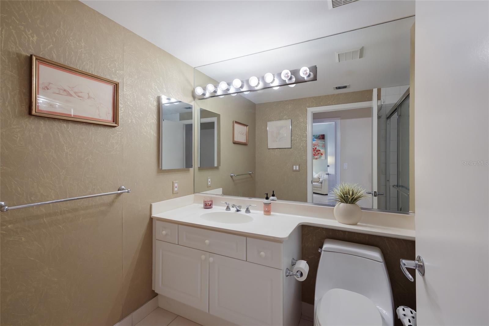 Image 23 of 66 For 1800 Benjamin Franklin Drive B1006