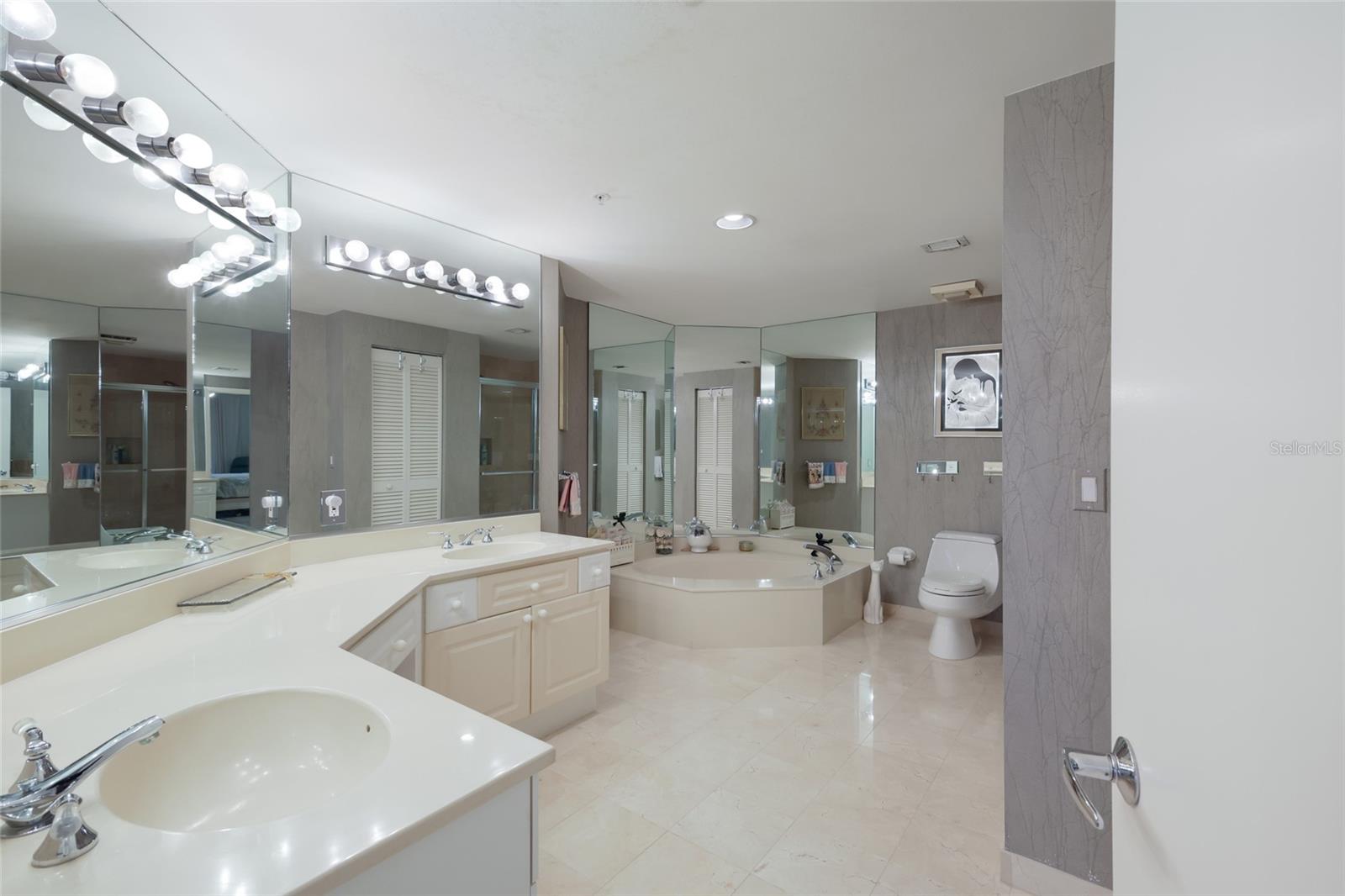 Image 29 of 66 For 1800 Benjamin Franklin Drive B1006