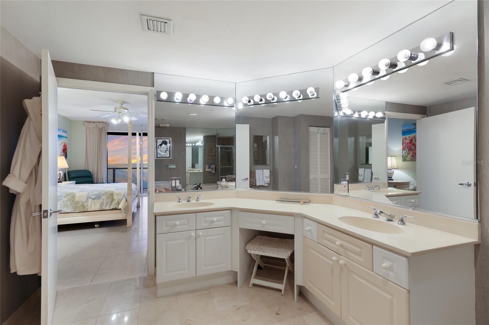 Image 30 of 66 For 1800 Benjamin Franklin Drive B1006