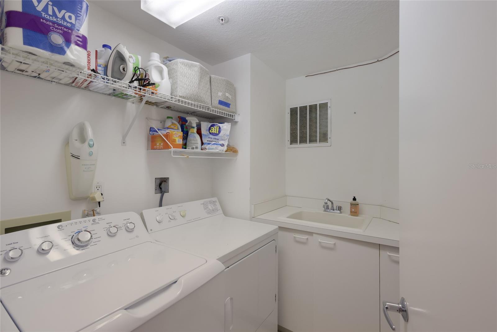 Image 34 of 66 For 1800 Benjamin Franklin Drive B1006