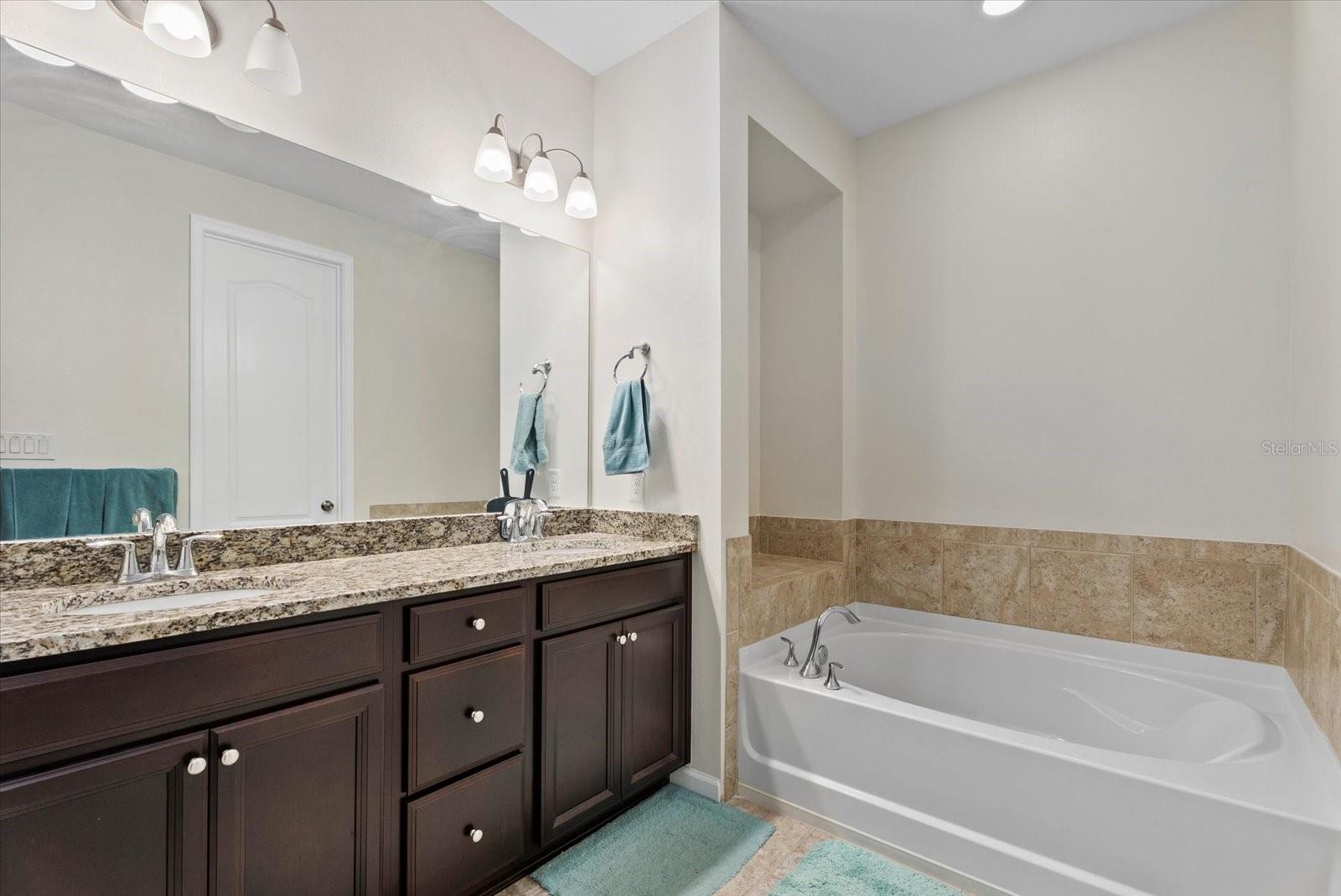 Listing photo id 12 for 11828 Meadowgate Place